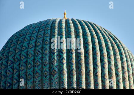 Primo piano della cupola blu di Gur-e-Amir, il mausoleo del conquistatore asiatico Timur, noto anche come Tamerlano, situato a Samarcanda, Uzbekistan. Il Do Foto Stock