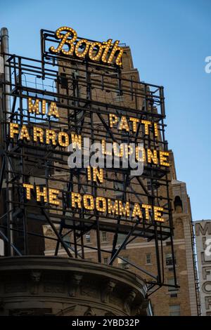 "The Roommate" Marquee al Booth Theatre di Times Square, New York City, USA 2024 Foto Stock