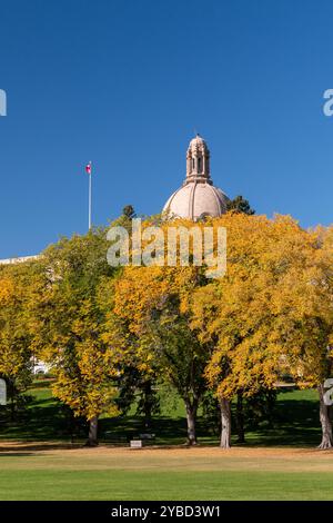 Facciata dell'Alberta Legislature Building in autunno Foto Stock