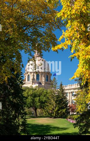 Facciata dell'Alberta Legislature Building in autunno Foto Stock