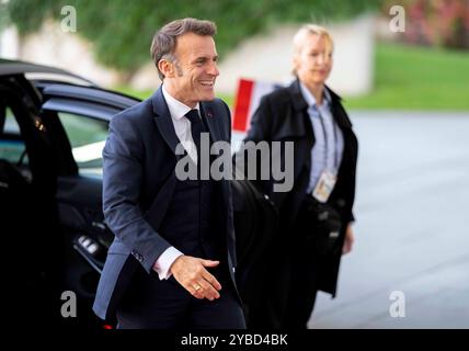 Arrivo del Presidente francese EMMANUEL MACRON alla Cancelleria federale tedesca, accolto con favore dal Cancelliere tedesco OLAF SCHOLZ. Starmer, Scholz, Joe Biden e Emmanuel Macron si incontrano alla Cancelleria Federale. Foto Stock