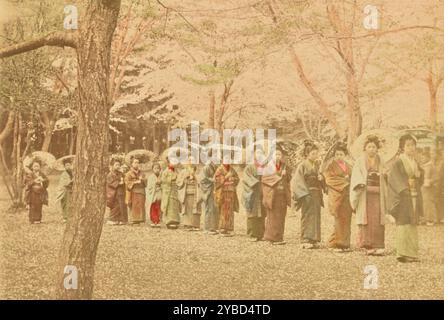 School Girls fuori a fare una passeggiata a Ueno Park, Tokyo, 1897. Foto Stock