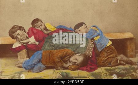 Madre zingara e tre bambini alseep su panchina e terra, 1865-1870. Foto Stock