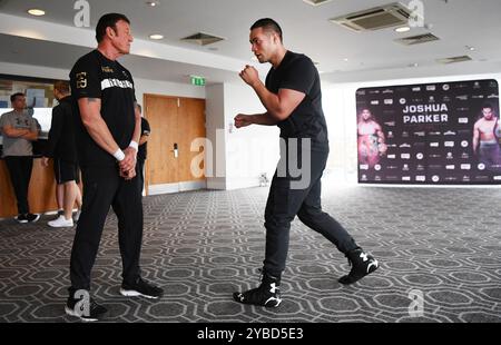 Cardiff, Regno Unito. 29 Mar, 2018. WBO World Heavyweight Boxing champion Nuova Zelanda Joseph Parker con il suo allenatore Kevin Barry durante un allenamento di luce al suo hotel a Cardiff, nel Galles davanti al suo titolo mondiale di lotta contro l'Inghilterra del Anthony Joshua Credito: Azione Sport Plus/Alamy Live News Foto Stock