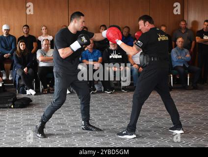 Cardiff, Regno Unito. 29 Mar, 2018. WBO World Heavyweight Boxing champion Nuova Zelanda Joseph Parker con il suo allenatore Kevin Barry durante un allenamento di luce al suo hotel a Cardiff, nel Galles davanti al suo titolo mondiale di lotta contro l'Inghilterra del Anthony Joshua Credito: Azione Sport Plus/Alamy Live News Foto Stock