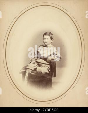 George Fauntleroy Davidson, maggio 1867. Un ritratto in studio di un giovane ragazzo seduto su una sedia con frange. Foto Stock