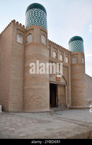 Ammira le enormi porte della fortezza interna Kunya-Ark della città vecchia di Khiva, Ichan Kala, Uzbekistan Foto Stock