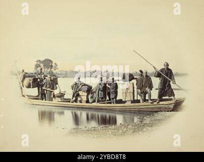 Gruppo in barca, circa 1868. Un gruppo di uomini e donne sta su una barca poco profonda che è stata parzialmente spinta sulla riva. L'uomo a prua sta tenendo un lungo palo. La barca è piena di scatole. Foto Stock