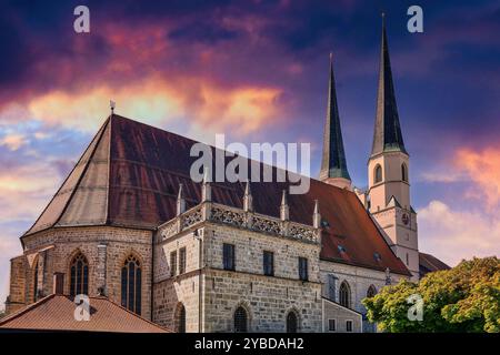 Collegiate Church of St. Philip and St. James, Kapellplatz, Altoetting, durante un temporale, Germania Foto Stock