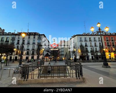 Ingresso della metropolitana Opera, vista notturna. Piazza Isabella II, Madrid, Spagna. Foto Stock