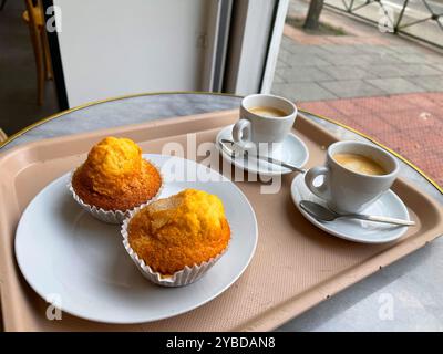 Due tazze di caffè e muffin su un vassoio Foto Stock