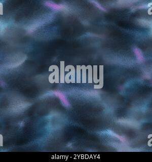 Cielo notturno blu scuro con nuvole e nebulose, macchie di vernice, inchiostro. Illustrazione ad acquerello disegnata a mano. Trama senza cuciture. Foto Stock