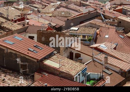 Lucernari e camini su tetti di tegole rosse LaGuardia, Spagna Foto Stock