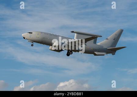 Aeroporto Southend di Londra, Essex, Regno Unito. 18 ottobre 2024. Il Boeing e-7A Wedgetail AEW1 seriale WT001 è partito dall'aeroporto di Southend essendo stato dipinto nei colori della Royal Air Force. Si tratta del primo di 3 aerei AEW attualmente in ordine, che colmano il vuoto nel ruolo da quando il Boeing e-3 Sentry ha lasciato il servizio RAF nel 2021. Questo jet ha volato originariamente nel 2010 come Boeing Business Jet su servizi charter fino a quando non è tornato a Boeing e successivamente a STS Aviation Services presso l'aeroporto di Birmingham per un'ampia conversione all'uso militare AEW. Il 1° ottobre il jet è arrivato al Satys Air Livery a Southend per ricevere i colori RAF Foto Stock
