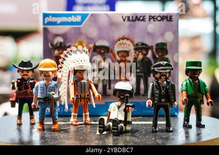 Village People Set von Playmobil auf der Buchmesse am Stand von Thalia - Francoforte 18.10.2024: Frankfurter Buchmesse *** Village People Set from Playmobil alla fiera del libro presso lo stand Thalia Frankfurt 18 10 2024 Frankfurt Book Fair Foto Stock