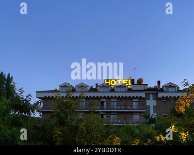 Vecchio hotel immondo facciata con vintage segno al neon retrò stilizzato di colore Foto Stock