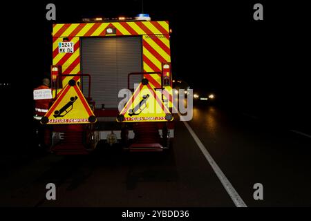 Sainte-Tulle, Francia. 14 dicembre 2019. Un incidente stradale che coinvolge due auto si verifica nella città di Sainte-Tulle, nel dipartimento delle Alpi dell'alta Provenza, nel sud-est della Francia, con la strada bloccata. I servizi di emergenza hanno assistito al luogo dell'incidente, fermando le auto che sopraggiungono e rimuovendo il veicolo danneggiato con un rimorchio Foto Stock