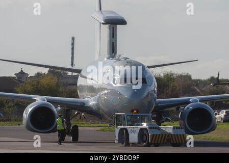 Aeroporto Southend di Londra, Essex, Regno Unito. 18 ottobre 2024. Il Boeing e-7A Wedgetail AEW1 seriale WT001 è partito dall'aeroporto di Southend essendo stato dipinto nei colori della Royal Air Force. Si tratta del primo di 3 aerei AEW attualmente in ordine, che colmano il vuoto nel ruolo da quando il Boeing e-3 Sentry ha lasciato il servizio RAF nel 2021. Questo jet ha volato originariamente nel 2010 come Boeing Business Jet su servizi charter fino a quando non è tornato a Boeing e successivamente a STS Aviation Services presso l'aeroporto di Birmingham per un'ampia conversione all'uso militare AEW. Il 1° ottobre il jet è arrivato al Satys Air Livery a Southend per ricevere i colori RAF Foto Stock