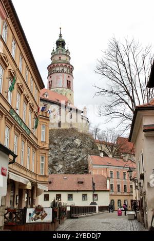 Cesky Krumlov, Repubblica Ceca - 2 febbraio 2016: Vista panoramica della torre del castello di Český Krumlov che sorge sopra la via medievale nella storica città ceca Foto Stock