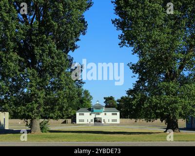 Oranienburg, Germania - 1 luglio 2015: Torre di guardia incorniciata da alberi nell'ex campo di concentramento di Sachsenhausen in una giornata limpida Foto Stock