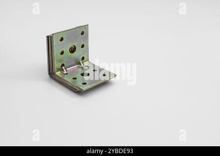 angoli metallici su sfondo bianco Foto Stock