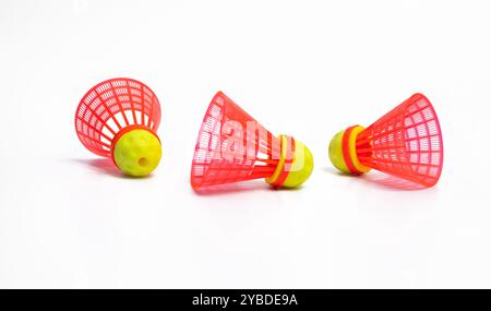 rubinetti per badminton ad alta velocità su sfondo bianco Foto Stock