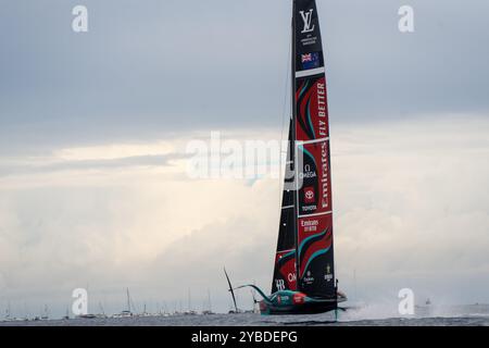 Barcellona, Spagna. 18 ottobre 2024. Il team New Zealand vince la gara numero 7 e si sposta verso il punto di incontro. Team New Zealand gana la regata n&#xfa;mero 7 y se posiciona hacia el punto de partido. Nella foto: ineos, britannia, team New zealand News Sports - Barcellona, Spagna venerdì, ottobre, 18, 2024 (foto di Eric Renom/LaPresse) credito: LaPresse/Alamy Live News Foto Stock