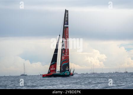 Barcellona, Spagna. 18 ottobre 2024. Il team New Zealand vince la gara numero 7 e si sposta verso il punto di incontro. Team New Zealand gana la regata n&#xfa;mero 7 y se posiciona hacia el punto de partido. Nella foto: ineos, britannia, team New zealand News Sports - Barcellona, Spagna venerdì, ottobre, 18, 2024 (foto di Eric Renom/LaPresse) credito: LaPresse/Alamy Live News Foto Stock