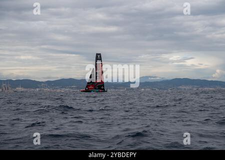 Barcellona, Spagna. 18 ottobre 2024. Il team New Zealand vince la gara numero 7 e si sposta verso il punto di incontro. Team New Zealand gana la regata n&#xfa;mero 7 y se posiciona hacia el punto de partido. Nella foto: ineos, britannia, team New zealand News Sports - Barcellona, Spagna venerdì, ottobre, 18, 2024 (foto di Eric Renom/LaPresse) credito: LaPresse/Alamy Live News Foto Stock