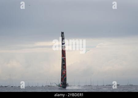 Barcellona, Spagna. 18 ottobre 2024. Il team New Zealand vince la gara numero 7 e si sposta verso il punto di incontro. Team New Zealand gana la regata n&#xfa;mero 7 y se posiciona hacia el punto de partido. Nella foto: ineos, britannia, team New zealand News Sports - Barcellona, Spagna venerdì, ottobre, 18, 2024 (foto di Eric Renom/LaPresse) credito: LaPresse/Alamy Live News Foto Stock