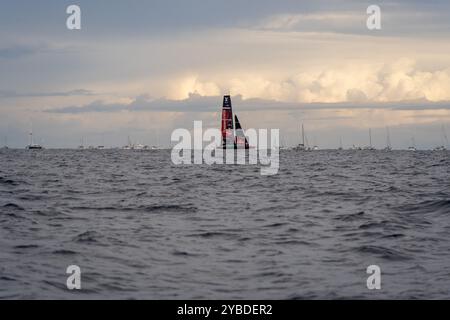 Barcellona, Spagna. 18 ottobre 2024. Il team New Zealand vince la gara numero 7 e si sposta verso il punto di incontro. Team New Zealand gana la regata n&#xfa;mero 7 y se posiciona hacia el punto de partido. Nella foto: ineos, britannia, team New zealand News Sports - Barcellona, Spagna venerdì, ottobre, 18, 2024 (foto di Eric Renom/LaPresse) credito: LaPresse/Alamy Live News Foto Stock