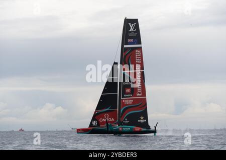 Barcellona, Spagna. 18 ottobre 2024. Il team New Zealand vince la gara numero 7 e si sposta verso il punto di incontro. Team New Zealand gana la regata n&#xfa;mero 7 y se posiciona hacia el punto de partido. Nella foto: ineos, britannia, team New zealand News Sports - Barcellona, Spagna venerdì, ottobre, 18, 2024 (foto di Eric Renom/LaPresse) credito: LaPresse/Alamy Live News Foto Stock