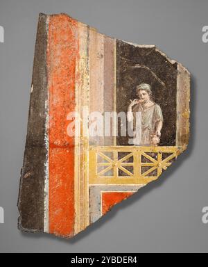 Fresco Fragment: Donna su balcone, 10 a.C.-d.C. 14. Ulteriori informazioni: Una giovane donna si erge affacciata su questo frammento di affresco romano dal balcone. Indossa una tunica a maniche libere, allacciata in vita, insieme a un sakkos (berretto), che si abbina al colore verde chiaro della tunica&#x2019. Sorseggia da una tazza poco profonda tenuta nella mano destra e bilancia un oinochoe (lanciatore) sulla ringhiera di un balcone. Foto Stock