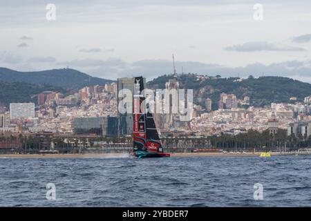 Barcellona, Spagna. 18 ottobre 2024. Il team New Zealand vince la gara numero 7 e si sposta verso il punto di incontro. Team New Zealand gana la regata n&#xfa;mero 7 y se posiciona hacia el punto de partido. Nella foto: ineos, britannia, team New zealand News Sports - Barcellona, Spagna venerdì, ottobre, 18, 2024 (foto di Eric Renom/LaPresse) credito: LaPresse/Alamy Live News Foto Stock