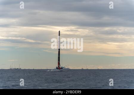 Barcellona, Spagna. 18 ottobre 2024. Il team New Zealand vince la gara numero 7 e si sposta verso il punto di incontro. Team New Zealand gana la regata n&#xfa;mero 7 y se posiciona hacia el punto de partido. Nella foto: ineos, britannia, team New zealand News Sports - Barcellona, Spagna venerdì, ottobre, 18, 2024 (foto di Eric Renom/LaPresse) credito: LaPresse/Alamy Live News Foto Stock