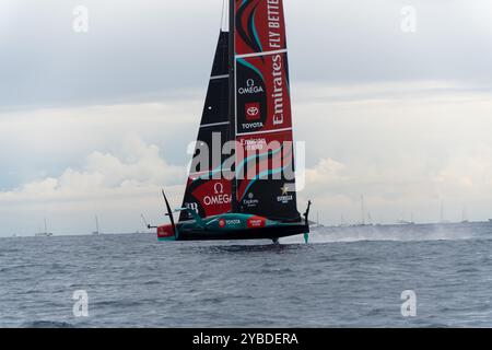 Barcellona, Spagna. 18 ottobre 2024. Il team New Zealand vince la gara numero 7 e si sposta verso il punto di incontro. Team New Zealand gana la regata n&#xfa;mero 7 y se posiciona hacia el punto de partido. Nella foto: ineos, britannia, team New zealand News Sports - Barcellona, Spagna venerdì, ottobre, 18, 2024 (foto di Eric Renom/LaPresse) credito: LaPresse/Alamy Live News Foto Stock