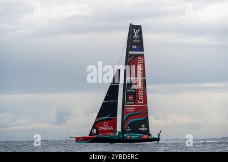 Barcellona, Spagna. 18 ottobre 2024. Il team New Zealand vince la gara numero 7 e si sposta verso il punto di incontro. Team New Zealand gana la regata n&#xfa;mero 7 y se posiciona hacia el punto de partido. Nella foto: ineos, britannia, team New zealand News Sports - Barcellona, Spagna venerdì, ottobre, 18, 2024 (foto di Eric Renom/LaPresse) credito: LaPresse/Alamy Live News Foto Stock