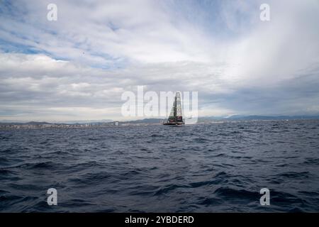 Barcellona, Spagna. 18 ottobre 2024. Il team New Zealand vince la gara numero 7 e si sposta verso il punto di incontro. Team New Zealand gana la regata n&#xfa;mero 7 y se posiciona hacia el punto de partido. Nella foto: ineos, britannia, team New zealand News Sports - Barcellona, Spagna venerdì, ottobre, 18, 2024 (foto di Eric Renom/LaPresse) credito: LaPresse/Alamy Live News Foto Stock