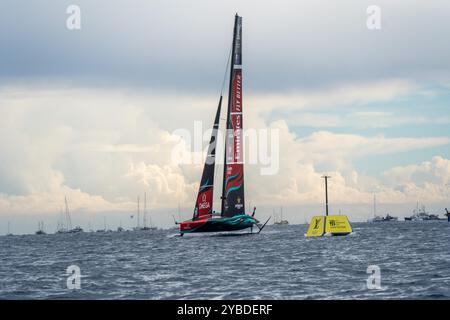 Barcellona, Spagna. 18 ottobre 2024. Il team New Zealand vince la gara numero 7 e si sposta verso il punto di incontro. Team New Zealand gana la regata n&#xfa;mero 7 y se posiciona hacia el punto de partido. Nella foto: ineos, britannia, team New zealand News Sports - Barcellona, Spagna venerdì, ottobre, 18, 2024 (foto di Eric Renom/LaPresse) credito: LaPresse/Alamy Live News Foto Stock