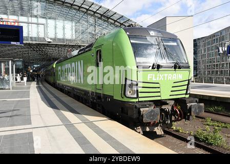 Flixtrain verlässt den Berliner Hauptbahnhof. Flixtrain verlässt Berliner Hauptbahnhof. *** Il treno Flixtrain parte dalla stazione centrale di Berlino Foto Stock