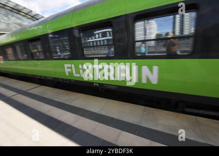 Flixtrain verlässt den Berliner Hauptbahnhof. Flixtrain verlässt Berliner Hauptbahnhof. *** Il treno Flixtrain parte dalla stazione centrale di Berlino Foto Stock