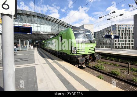 Flixtrain verlässt den Berliner Hauptbahnhof. Flixtrain verlässt Berliner Hauptbahnhof. *** Il treno Flixtrain parte dalla stazione centrale di Berlino Foto Stock