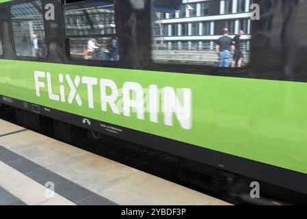 Flixtrain verlässt den Berliner Hauptbahnhof. Flixtrain verlässt Berliner Hauptbahnhof. *** Il treno Flixtrain parte dalla stazione centrale di Berlino Foto Stock