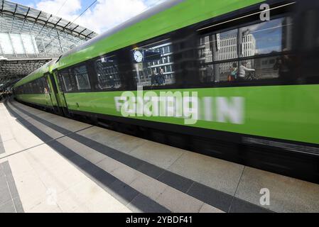 Flixtrain verlässt den Berliner Hauptbahnhof. Flixtrain verlässt Berliner Hauptbahnhof. *** Il treno Flixtrain parte dalla stazione centrale di Berlino Foto Stock