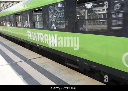 Flixtrain verlässt den Berliner Hauptbahnhof. Flixtrain verlässt Berliner Hauptbahnhof. *** Il treno Flixtrain parte dalla stazione centrale di Berlino Foto Stock