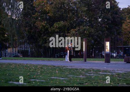 Besucher informieren sich an den beleuchteten Informationstafeln entlang des Mauerwegs an der Gedenkstätte Berliner Mauer an der Bernauer Straße a Berlino. / I visitatori possono saperne di più sui pannelli informativi illuminati lungo il Wall Trail presso il Memoriale del muro di Berlino in Bernauer Strasse a Berlino. Gedenkstätte Berliner Mauer *** i visitatori possono saperne di più sui pannelli informativi illuminati lungo il Wall Trail presso il Memoriale del muro di Berlino su Bernauer Strasse a Berlino i visitatori possono saperne di più sui pannelli informativi illuminati lungo il Wall Trail presso il Memoriale del muro di Berlino a Berna Foto Stock