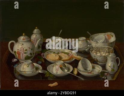 Natura morta: Tea Set, circa 1781-1783. In questo quadro di disordine del tè, un vassoio è composto da sei tazze e piattini, una teiera, una ciotola per lo zucchero, una caraffa per il latte e un vaso con coperchio contenente forse una scorta extra di foglie di tè. Una grande ciotola contenente un tè e un piattino può essere utilizzata anche per scaricare le penne di tè freddo e le foglie di tè usate. Quando Liotard dipinse questo lavoro alla fine degli anni '1700, il tè era diventato di moda tra le classi medie e superiori. Liotard contrastava i materiali di lusso della porcellana cinese e dell'argento con un vassoio di latta verniciata più economico, noto come t&#xf4; Foto Stock