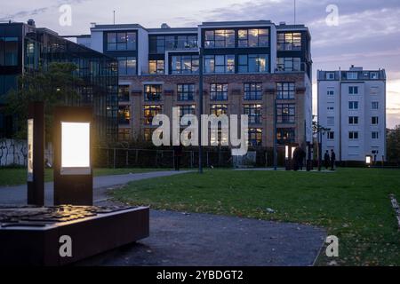 Beleuchteten Informationstafeln entlang des Mauerwegs an der Gedenkstätte Berliner Mauer an der Bernauer Straße a Berlino. / Cartelli informativi illuminati lungo il Wall Trail presso il Memoriale del muro di Berlino in Bernauer Strasse a Berlino. Gedenkstätte Berliner Mauer *** ha illuminato le bacheche lungo il Wall Trail presso il Memoriale del muro di Berlino sulla Bernauer Strasse di Berlino ha illuminato le bacheche lungo il Wall Trail presso il Memoriale del muro di Berlino sulla Bernauer Strasse nel Memoriale del muro di Berlino del SP8120x20241017.JPG Foto Stock