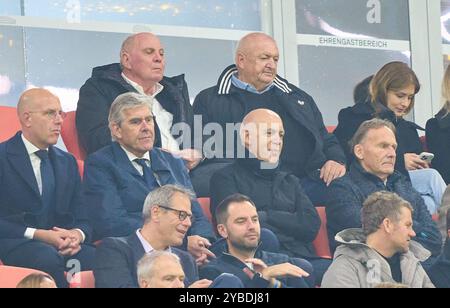 Uli HOENESS (ex presidente FCB ), Bernd Neuendorf, presidente DFB Associazione calcistica tedesca, Hans-Joachim Watzke, amministratore delegato BVB , membro DFB-Präsidium, vicepresidente DFB, Rudi Völler, Voeller (DFB Sportdirektor), nella partita della UEFA Nations League 2024 GERMANIA - PAESI BASSI 1-0 nella stagione 2024/2025, il 14 ottobre 2024 a Monaco, Germania. Fotografo: Peter Schatz Foto Stock