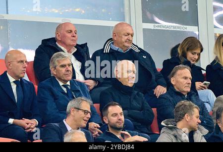 Uli HOENESS (ex presidente FCB ), Bernd Neuendorf, presidente DFB Associazione calcistica tedesca, Hans-Joachim Watzke, amministratore delegato BVB , membro DFB-Präsidium, vicepresidente DFB, Rudi Völler, Voeller (DFB Sportdirektor), nella partita della UEFA Nations League 2024 GERMANIA - PAESI BASSI 1-0 nella stagione 2024/2025, il 14 ottobre 2024 a Monaco, Germania. Fotografo: Peter Schatz Foto Stock